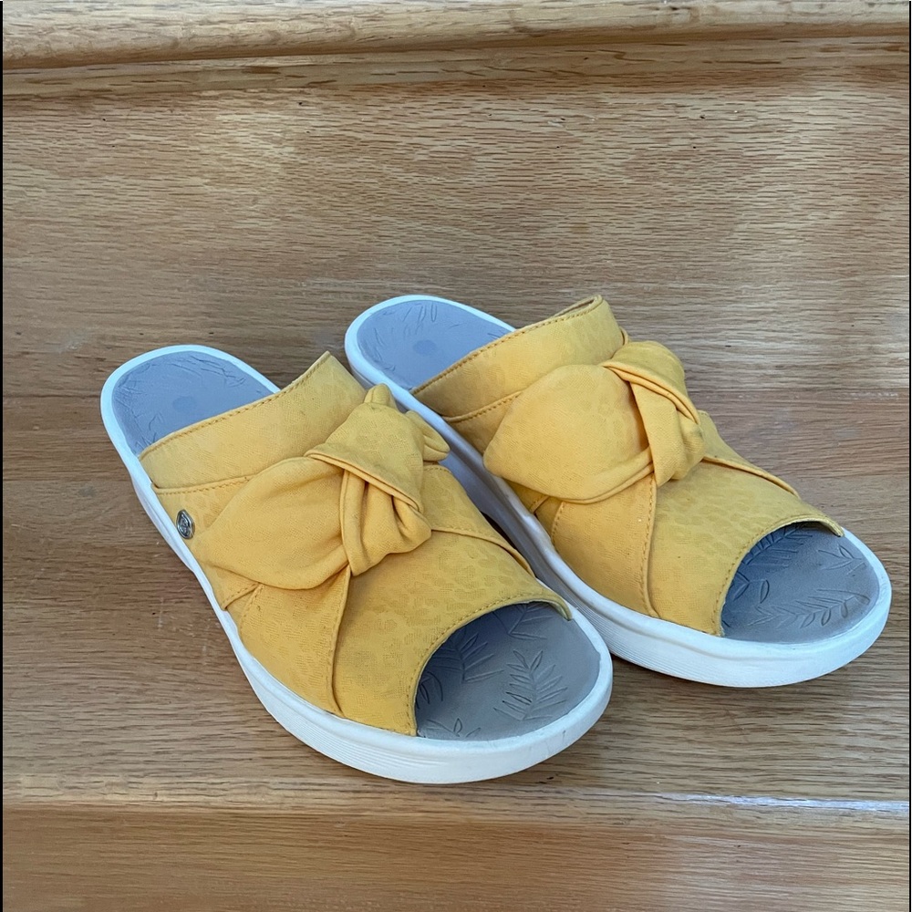Fun and comfy Bzees yellow slides size 11